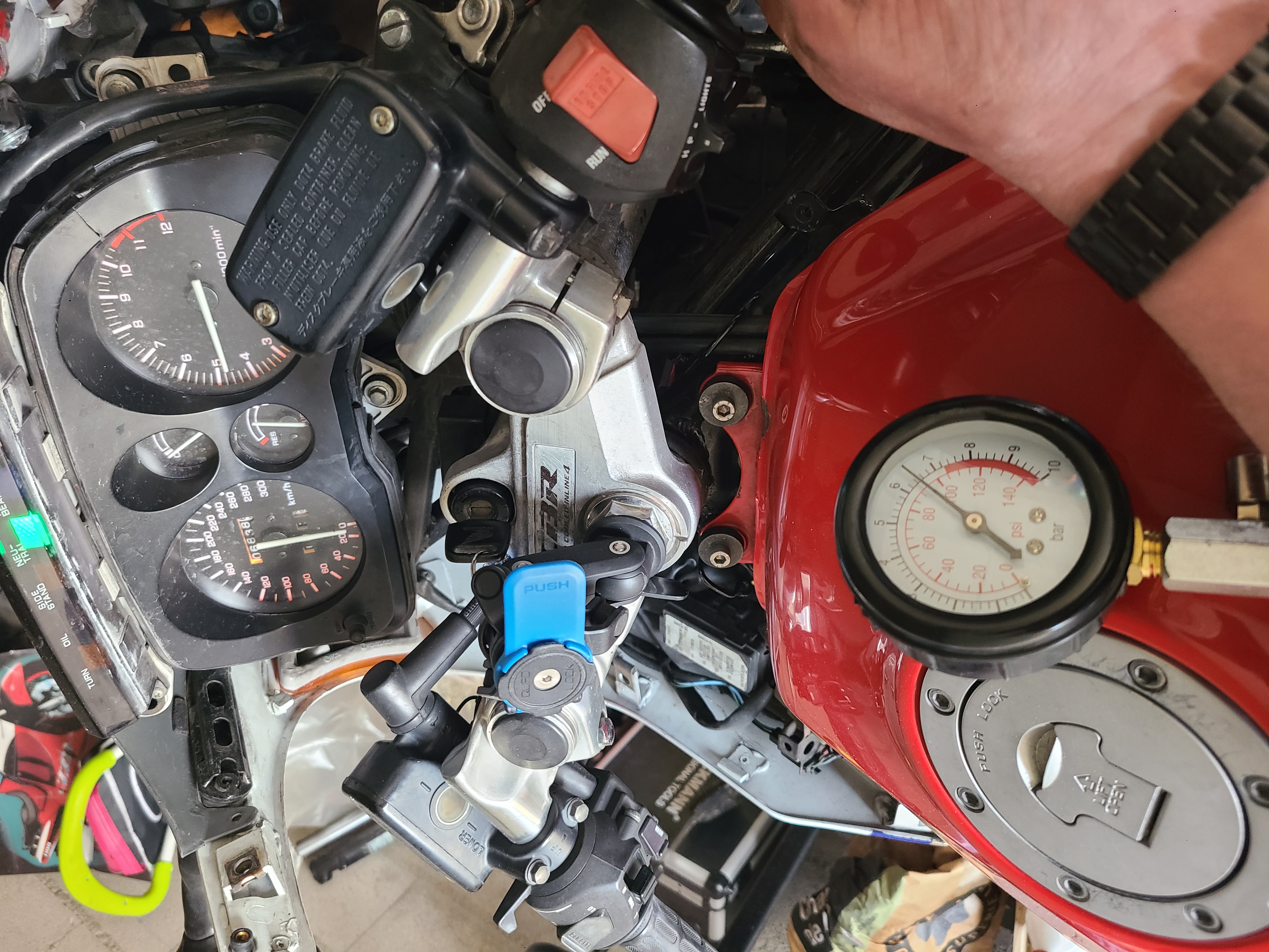 Moto en cours d'intervention à l'atelier